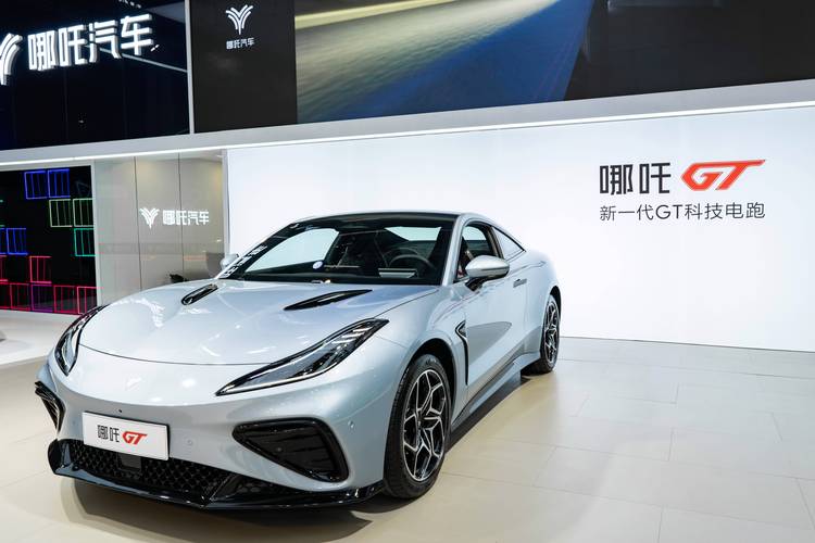 佛山266哪吒汽车在智能汽车领域的表现，领途汽车在新能源汽车市场中的影响力